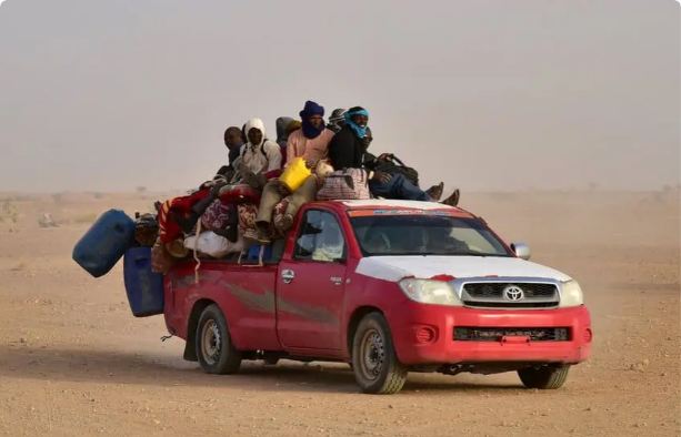 النيجر: العثور على عشرات المهاجرين متوفين بعد تعطل مركبتهم في الصحراء.