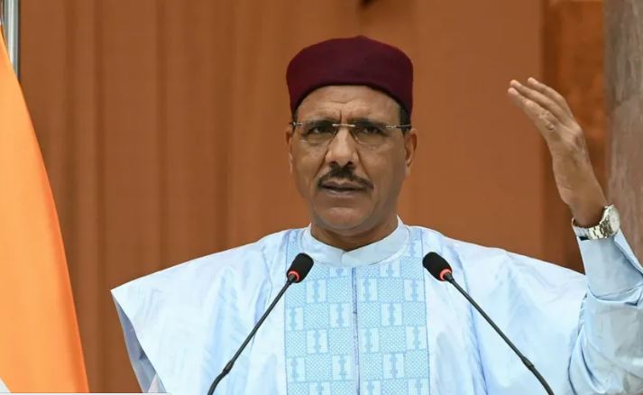 أبناء محمد بازوم: والداينا يعيشان أقسى ظروف الاحتجاز منذ الانقلاب