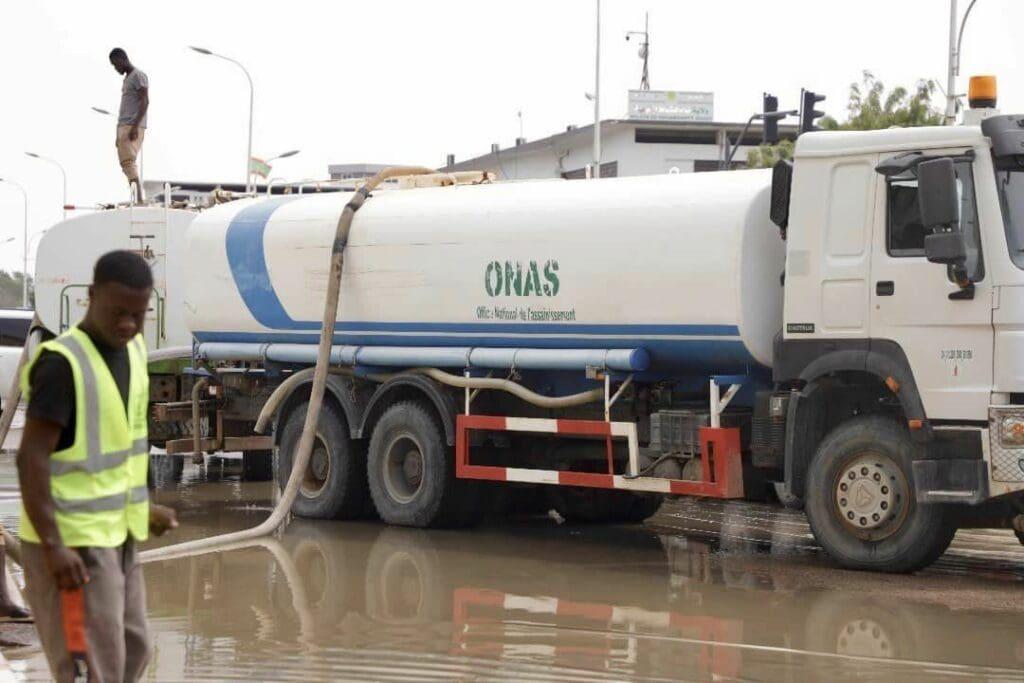 بعد الأمطار.. «ONAS» يباشر شفط المياه من أحياء نواكشوط